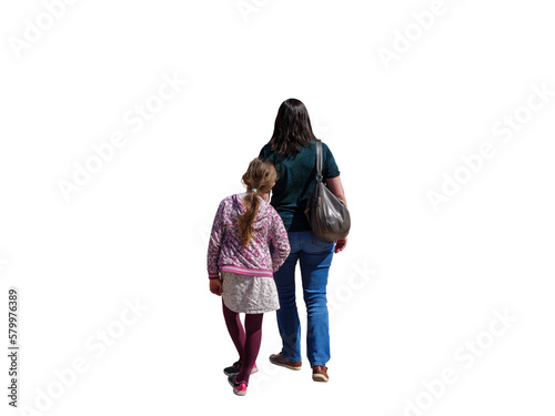 Une maman et sa fillette de type européennes photographiées de dos , elles marchent ensembles, c'est l'été. 