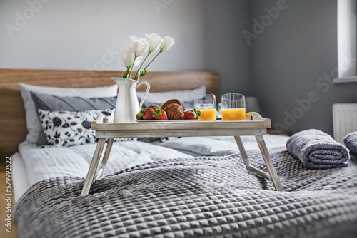 Taca śniadaniowa na łóżku w apartamencie