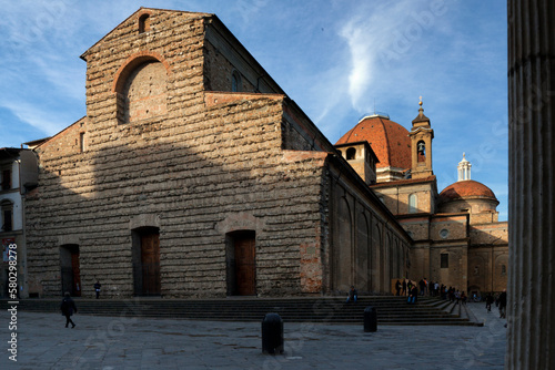 Firenze. Piazza e facciata della basilica di San Lorenzo
