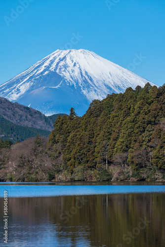 日本 神奈川県足柄下郡箱根町の芦ノ湖の元箱根港から見える富士山