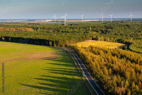 Widok zwieży widokowej AussichtsTurm Teichland na wiatraki