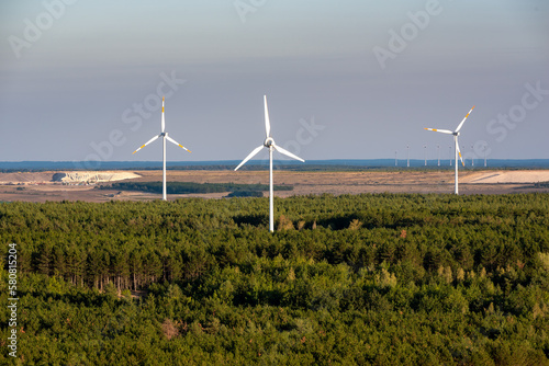 Widok zwieży widokowej AussichtsTurm Teichland na wiatraki