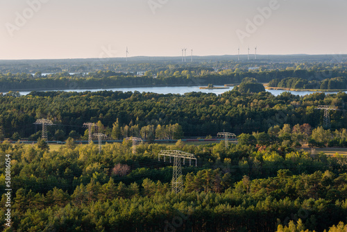 Widok zwieży widokowej AussichtsTurm Teichland na wiatraki