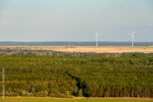 Widok zwieży widokowej AussichtsTurm Teichland na wiatraki