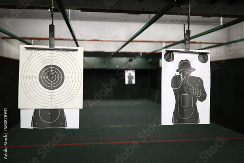 Strzelnica sportowa z tarczami przygotowana do strzelania z broni palnej - trening strzelecki