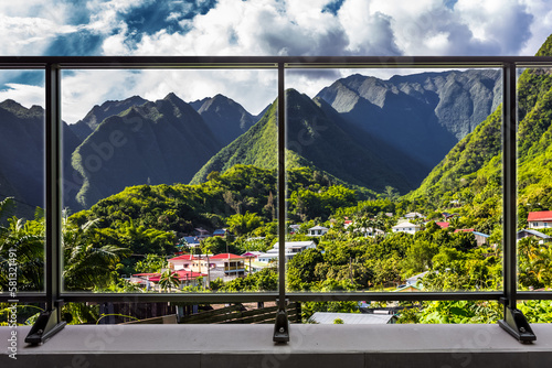 Balcon avec vue sur les montagnes de l’Entre-Deux, île de la Réunion 