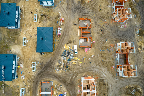 Budowa osiedla domów jednorodzinnych, widok z góry. Zdjecie z drona. 