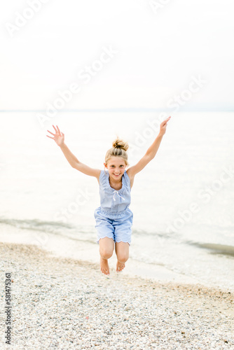 Glückliches Mädchen springt in die Luft im Urlaub