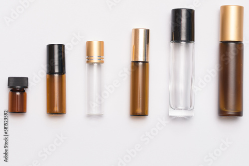 Małe szklane butelki perfumeryjne z nakrętka typu roll- on 