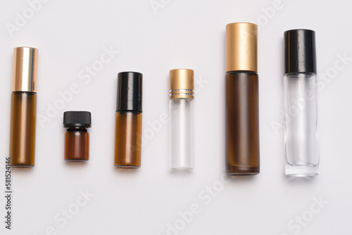 Szklane buteleczki typu roll-on stosowane do tworzenia perfum
