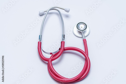 Czerwony stetoskop medyczny na białym tle