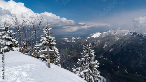 Blick auf die verschneite Kampenwand in den bayerischen Alpen (Deutschland)