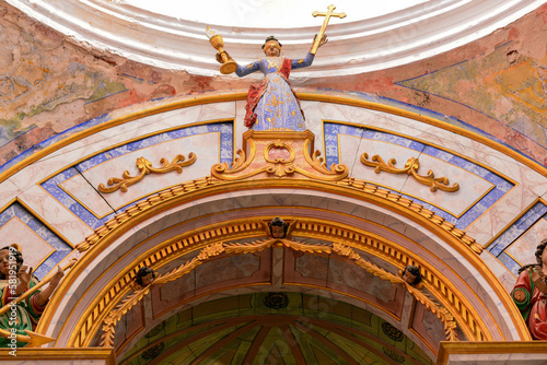 Innenansicht der Kirche Santa Maria do Castelo in Tavira, Algarve (Portugal)