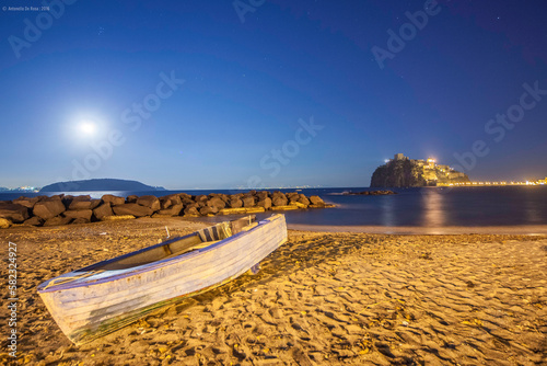 Spiaggia dei Pescatori di Notte, con Castello Aragonese