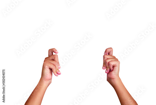 Des mains tenant une feuille blanche de taille A4, détourées, sur fond transparent