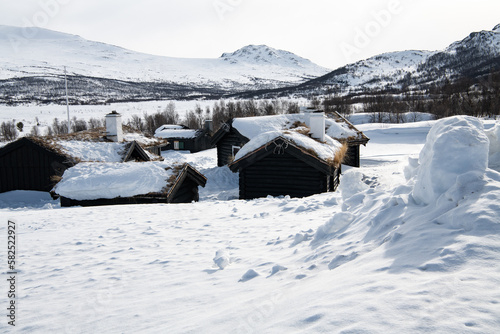 Verschneite Hütten in Bessheimen , Jotunheimen, Norwegen 