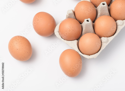 Jaja kurze na białym tle
