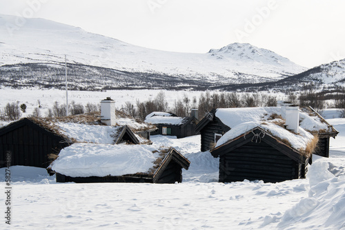 Verschneite Hütten im winterlichen Jotunheimen bei Bessheimen , Norwegen 