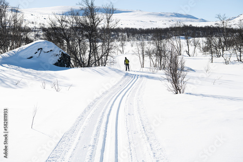 In der Loipe in den Bergen von Jotunheimen - - Ski Langlauf in Norwegen ist für Sportbegeisterte ein besonders schönes Erlebnis