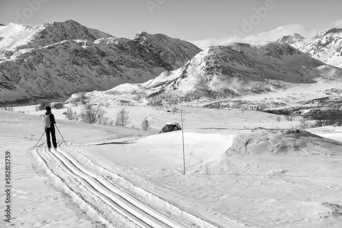 In der Loipe in den Bergen von Jotunheimen - Schwarz Weiß Foto - Ski Langlauf in Norwegen ist für Sportbegeisterte ein besonders schönes Erlebnis