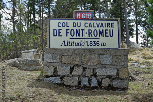 Ancien panneau de signalisation en béton : col du Calvaire à Font-Romeu, altitude 1836 mètres. Pyrénées orientales, Occitanie.
