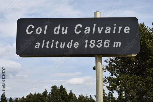 Panneau de signalisation : col du Calvaire à Font-Romeu, altitude 1836 mètres. Pyrénées orientales, Occitanie.