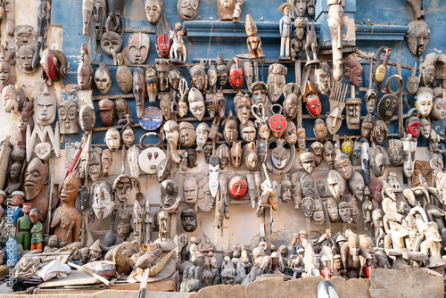Des masques africains traditionnels exposés dans la rue chez un marchand de la ville de Dakar au Sénégal
