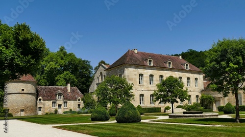 Le pigeonnier, le chenil, l’église abbatiale et le logis des abbés de l’abbaye de Fontenay