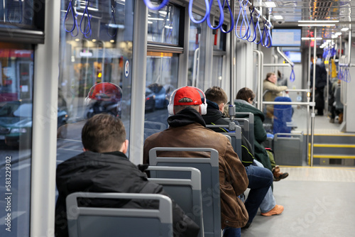 Człowiek w czerwonej czapce jedzie metrem - komunikacja miejska.