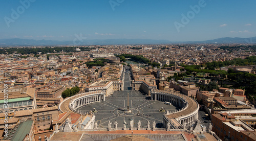 La Vue Impressionnante du Vatican : La Place Saint-Pierre et la Basilique