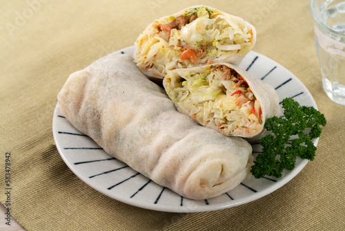 Delicious popiah, lumpia, Taiwanese spring roll food.