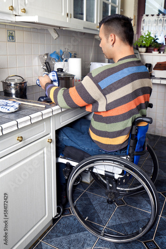 Rollstuhlfahrer beim Kochen in der Küche