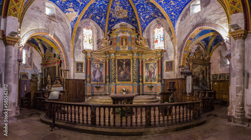 Puycelsi (Tarn, France) - Vue de l'autel et du retable polychrome dans le chœur de l'église Saint Corneille