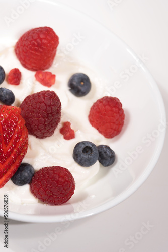 uno yogurt greco con frutti rossi, lamponi fragole e mirtilli in uno yogurt