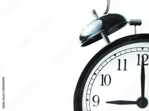 Reloj retro negro marcando las nueve sobre fondo blanco Despertador a las 9am 9pm con espacio para escribir texto