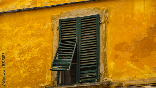 okno piękne budynki samochody włochy osiedle okolica piza rzym