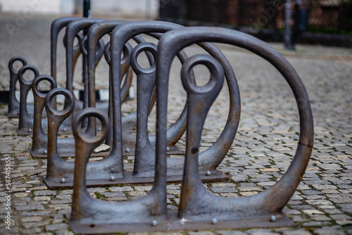 Stylizowane, ciekawe stojaki na rowery we Wrocławiu. 