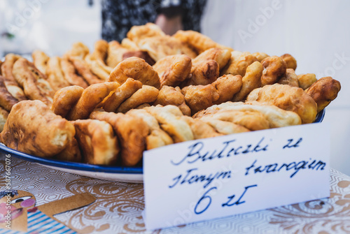 Pyszne, świeżo upieczone bułeczki obficie nadziewane słonym twarogiem, prezentujące zachwycającą harmonię smaków.