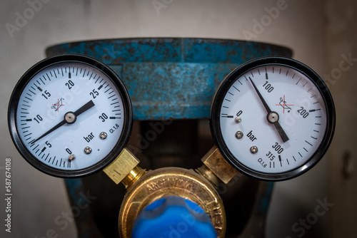 Relojes medidores de presión de un tanque de almacenamiento de gas