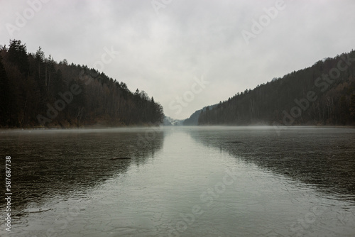 Polska: Dolnyśląsk - Jezioro pokryte pękającym lodem nad ranem