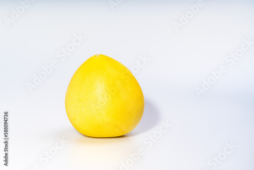 żółty owoc pomelo (Rutaceae) na jednolitym jasnym lub białym tle