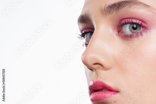 Retrato de una joven mujer con tonos rosados y un brillo radiante
