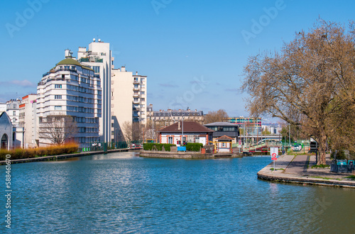 Le canal Saint-Denis, au niveau de l"écluse du Pont de Flandres, près du parc de la Villette, dans le 19ème arrondissement de Paris (France)
