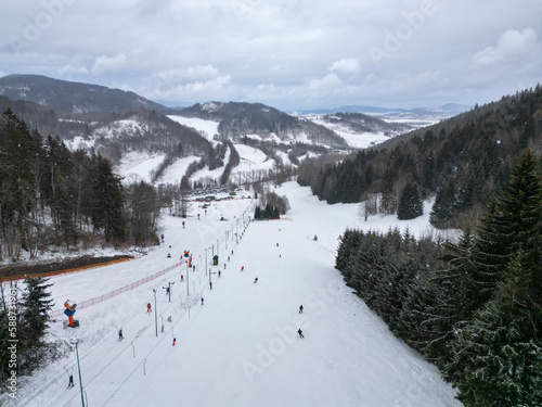 Narciarz na stoku. Superstacji CZARNÓW-SKI, stok narciarski w Polsce. Biała śnieżna zima, wypoczynek na nartach.