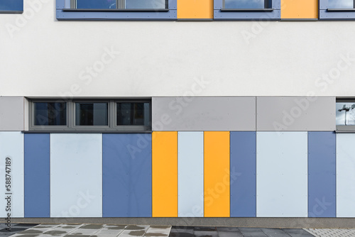 Kolorowa elewacja obiektu, budynku. Materiał z pionowych paneli. 