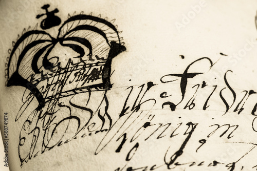 stare pismo na starym dokumencie z pięknym inicjałem na papierze pisane atramentem lub inkaustem