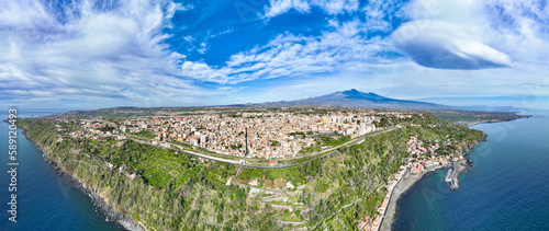 Panoramica aerea dall'alto sulla Timpa di Acireale e Santa Maria la Scala con vulcano Etna