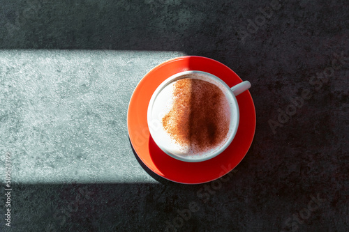 coffee cup over dark table / top view / Kaffee / Coffee / Kaffeezeit / Tasse / Warm / heiß /Espresso / Mokka / Cappuccino / Bohnenkaffe / Milch / Zucker / kaffeesatz