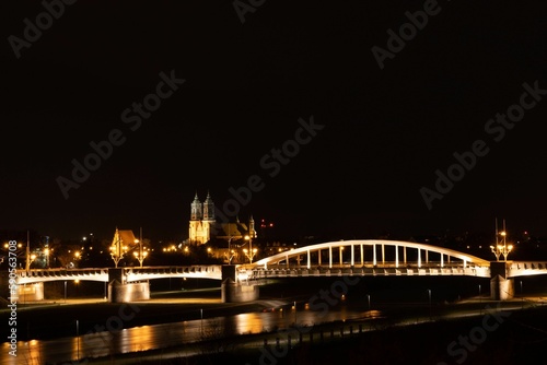 Widok na rzekę i most nocą