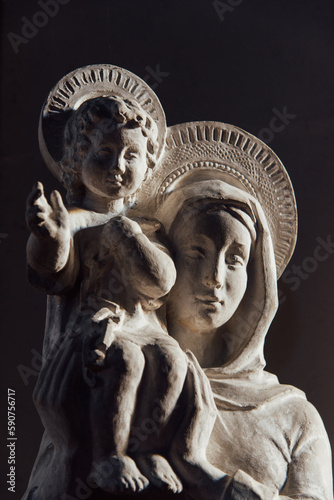 Une statue de la Vierge Marie portant Jésus enfant. Sculpture catholique de la Vierge Marie tenant dans ses bras Jésus Christ. Idoles chrétiens. Religion catholique. 